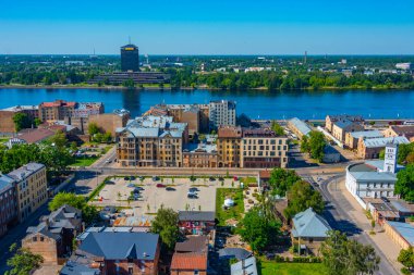 Riga 'nın gökyüzünden bilim akademisi binasının tepesinden görünüşü..