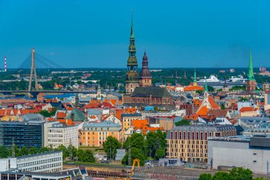 Aziz Peter Kilisesi ve katedrali de içeren eski Riga kasabasının havadan görünüşü...