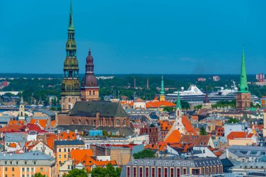 Aziz Peter Kilisesi ve katedrali de içeren eski Riga kasabasının havadan görünüşü...