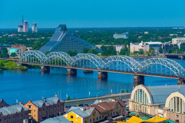 Letonya ulusal kütüphanesinin Riga, Letonya 'da bir demiryolu köprüsünün yanında yer alan hava görüntüsü..