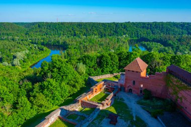 Letonya 'daki Turaida kalesinin manzarası.