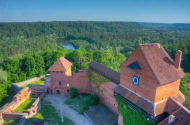 Letonya 'daki Turaida kalesinin manzarası.