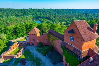 Letonya 'daki Turaida kalesinin manzarası.