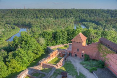 Letonya 'daki Turaida kalesinin manzarası.