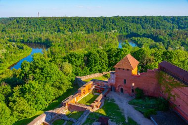 Letonya 'daki Turaida kalesinin manzarası.