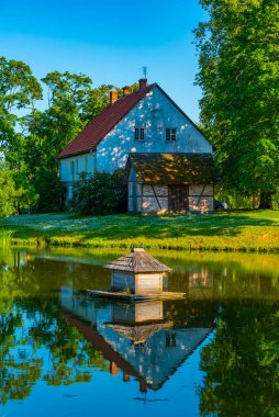 Letonya 'daki Turaida Müzesi Rezervindeki tarihi binalar.
