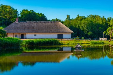 Letonya 'daki Turaida Müzesi Rezervindeki tarihi binalar.