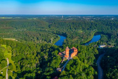 Letonya 'daki Turaida şatosunun hava görüntüsü.