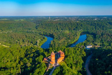 Letonya 'daki Turaida şatosunun hava görüntüsü.