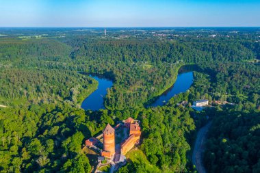 Letonya 'daki Turaida şatosunun hava görüntüsü.
