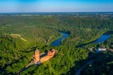 Letonya 'daki Turaida şatosunun hava görüntüsü.