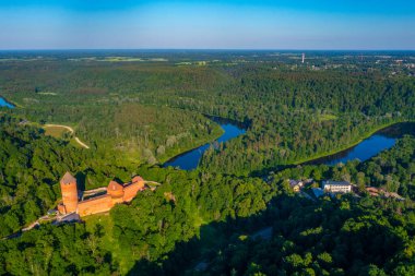 Letonya 'daki Turaida şatosunun hava görüntüsü.