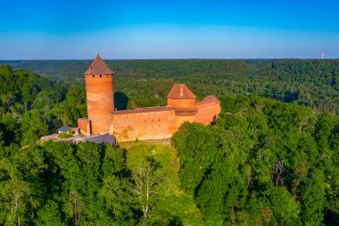 Letonya 'daki Turaida şatosunun hava görüntüsü.