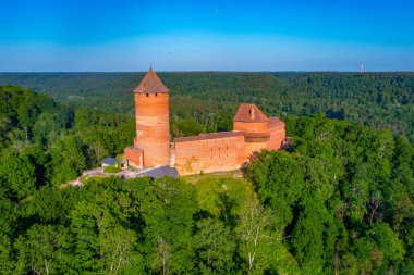 Letonya 'daki Turaida şatosunun hava görüntüsü.