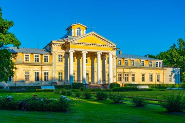 Letonya 'da Sigulda yakınlarındaki Krimulda kalesi.