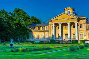 Letonya 'da Sigulda yakınlarındaki Krimulda kalesi.
