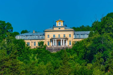 Letonya 'da Sigulda yakınlarındaki Krimulda kalesi.