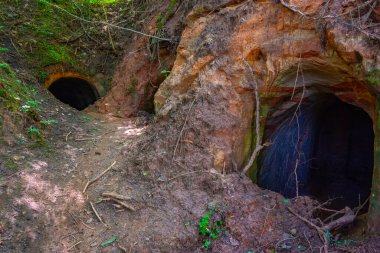 Letonya 'daki Ligatne Kaya Mahzenleri.