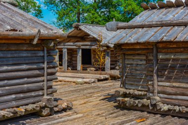 Letonya 'daki Gauja Ulusal Parkı' ndaki Kuku Kayalıkları.