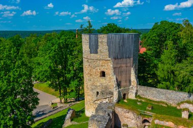 Letonya 'daki Cesis kalesinin görüntüsü.