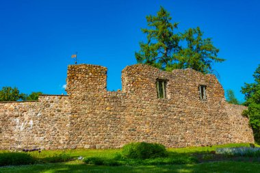 Letonya Valmiera 'daki bir kalenin kalıntıları.