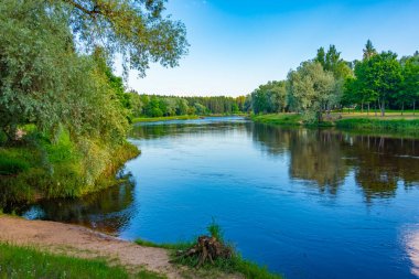 Letonya 'nın Valmiera kasabasındaki Gauja Nehri.
