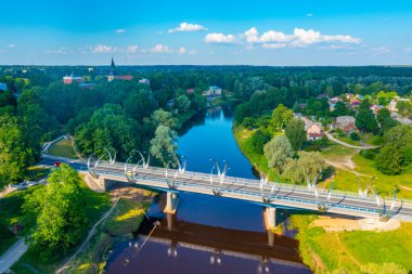 Letonya 'nın Valmiera kasabasındaki Gauja Nehri üzerindeki köprü..