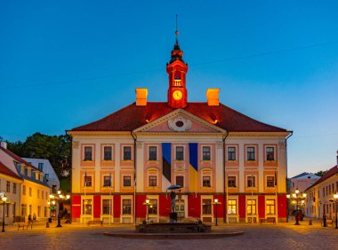 Estonya 'nın Tartu kasabasındaki belediye binasının gece manzarası.