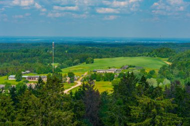 Estonya 'daki Suur Munam gi Tower' ı çevreleyen doğal manzara