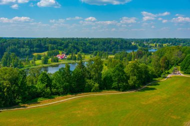 Estonya 'daki Rouge Tower' ı çevreleyen doğal manzara.