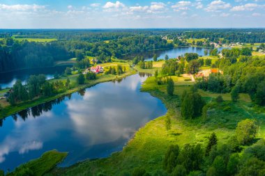 Estonya 'daki Rouge Tower' ı çevreleyen doğal manzara.