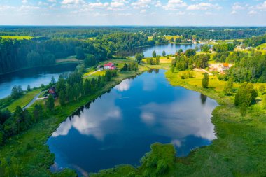 Estonya 'daki Rouge Tower' ı çevreleyen doğal manzara.