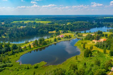 Estonya 'daki Rouge Tower' ı çevreleyen doğal manzara.