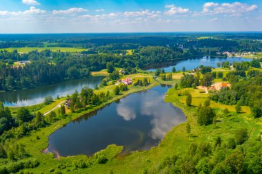 Estonya 'daki Rouge Tower' ı çevreleyen doğal manzara.