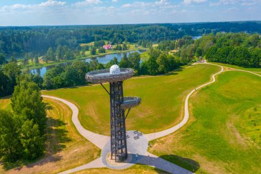 Estonya 'da kırmızı gözcü kulesi.