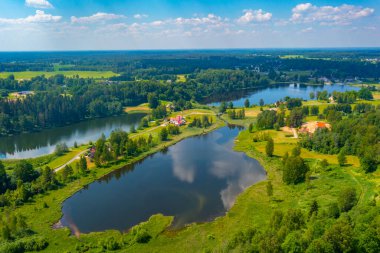 Estonya 'daki Rouge Tower' ı çevreleyen doğal manzara.