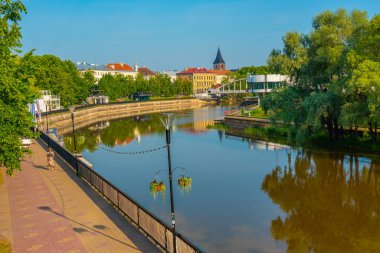 Estonya 'nın Tartu kasabasındaki Emajogi Nehri' nin Riverside 'ı..