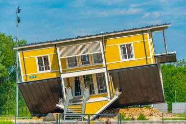 Tagurpidi Maja - Estonain kasabasında altüst olmuş sarı bir ev..