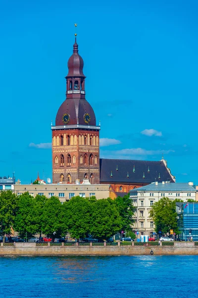 Widok Katedrę Rydze Drugiej Strony Rzeki Daugava Łotwa — Zdjęcie stockowe
