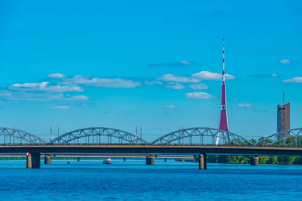 Riga 'daki radyo kulesi Letonya' daki çelik tren köprüsünün arkasında..