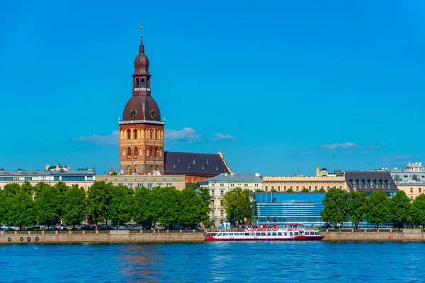 Widok Katedrę Rydze Drugiej Strony Rzeki Daugava Łotwa — Zdjęcie stockowe