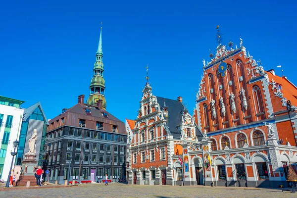 stock image Ratslaukums square with Saint Peter church and House of Blackheads in old town of Riga in Latvia..