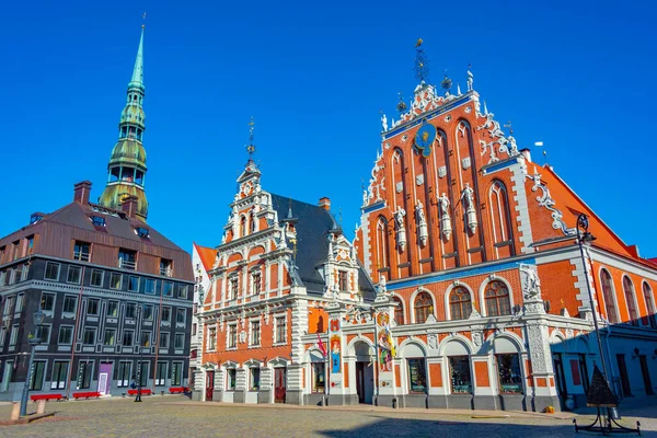 Letonya Nın Riga Kasabasında Aziz Peter Kilisesi Siyahların Evi Ile — Stok fotoğraf