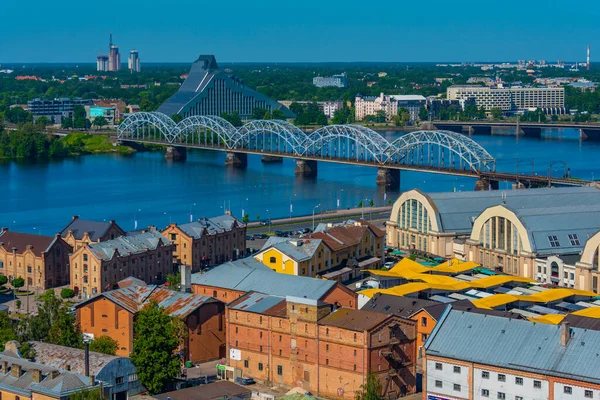 Вид Воздуха Латвийскую Национальную Библиотеку Расположенную Рядом Железнодорожным Мостом Риге — стоковое фото