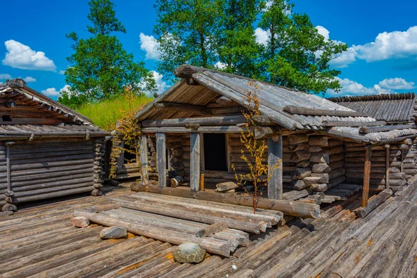 拉脱维亚Araisi湖的木制房屋居住在人种学遗址 — 图库照片