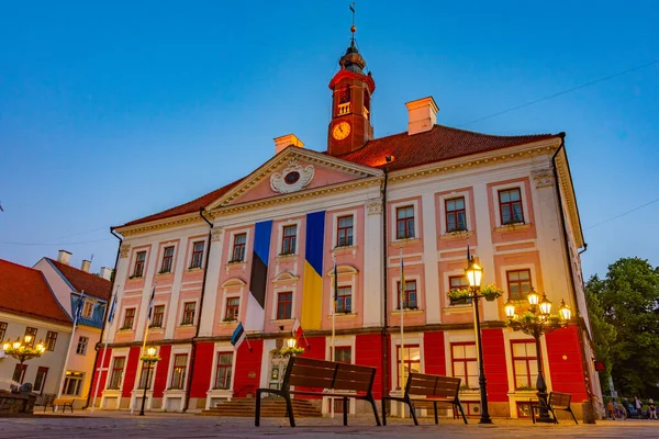 爱沙尼亚Tartu镇市政厅的夜景 — 图库照片