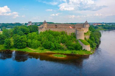 Rusya 'daki Ivangorod kalesi Narva' dan izlendi.