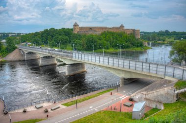 Rusya ile Estonya arasındaki Narva Nehri üzerindeki köprü.