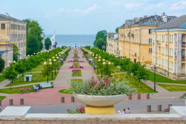 Sillamae 'de bir plaja giden basit bir Puiestee gezinti güvertesi..