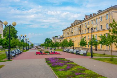 Sillamae 'de bir plaja giden basit bir Puiestee gezinti güvertesi..
